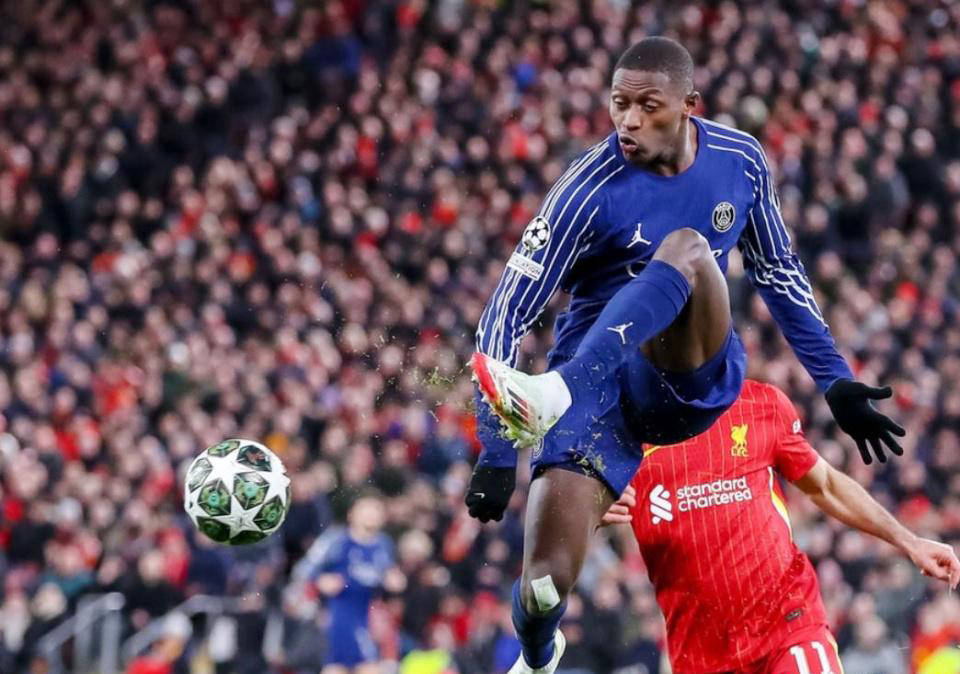 爱游戏体育-萨拉赫在巴黎圣日耳曼比赛中表现优异，爆冷引发热议！