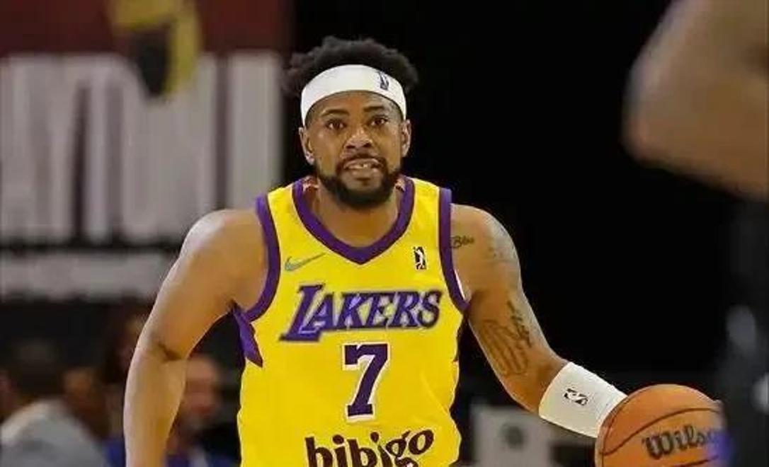 爱游戏-爆冷首场状态出色，MAD观众沸腾！，詹姆斯重返赛场比赛高潮迭起(哈登stepback)